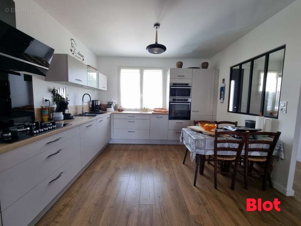 Maison à MONTREUIL-LE-GAST