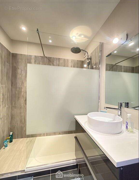 Un espace bien-être moderne : douche à l?italienne et finitions soignées. - Appartement à SAINTE-MAXIME