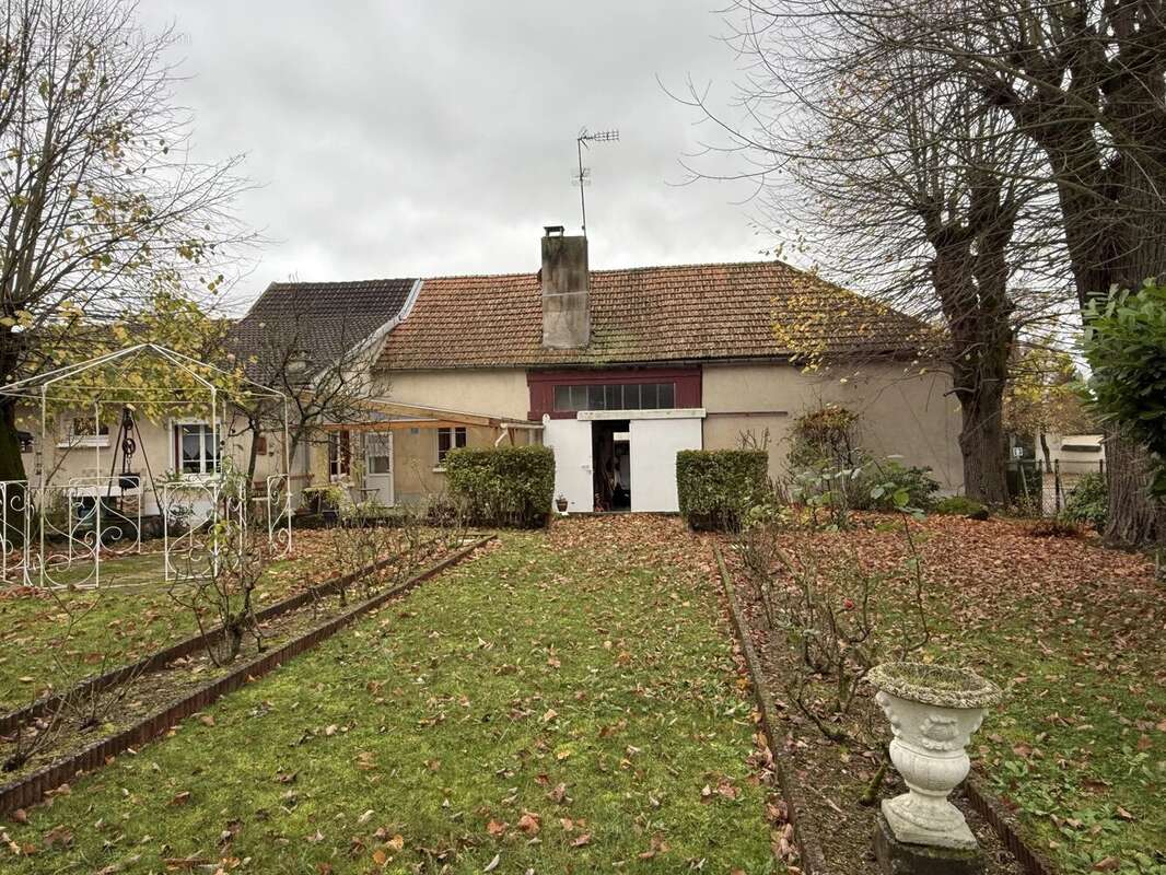 Maison à VILLENEUVE-L'ARCHEVEQUE