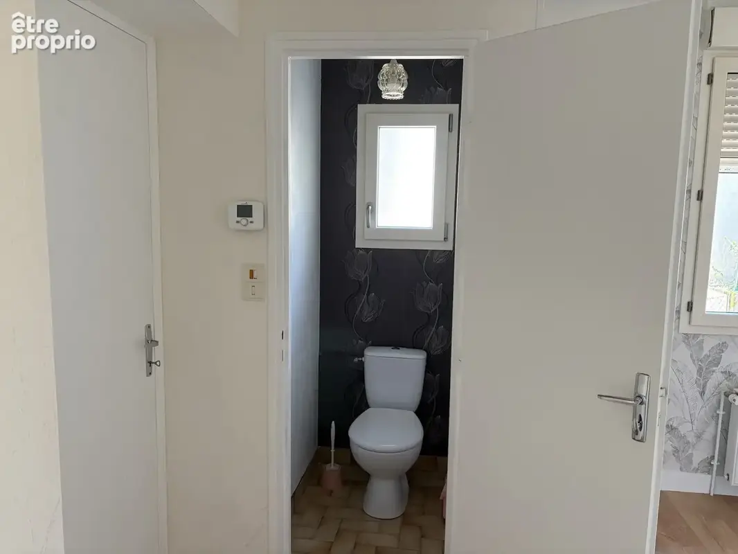 Saint-Yrieix-la-Perche : Maison de ville rénovée 2 pièces avec garage et jardin clos - photo 13