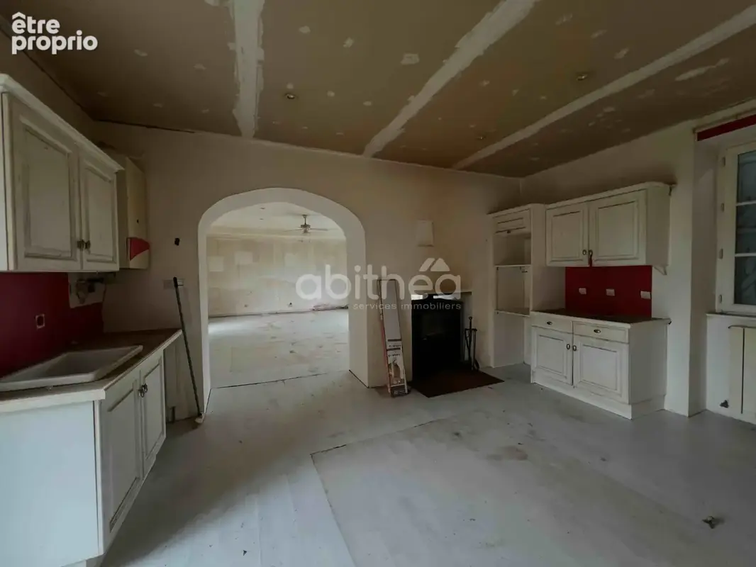 Maison d'habitation avec 2 granges sur un terrain de 3400 m2 le tout à rénover entièrement. - photo 4