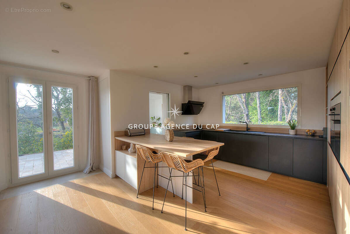 EXCLUSIVITÉ ! Fréjus Valescure, VILLA 7 pièces, 4 chambres, bureau, piscine, terrain de 1980m² - photo 6