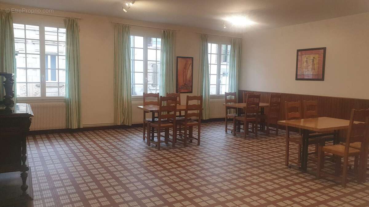 Commerce à BUJALEUF