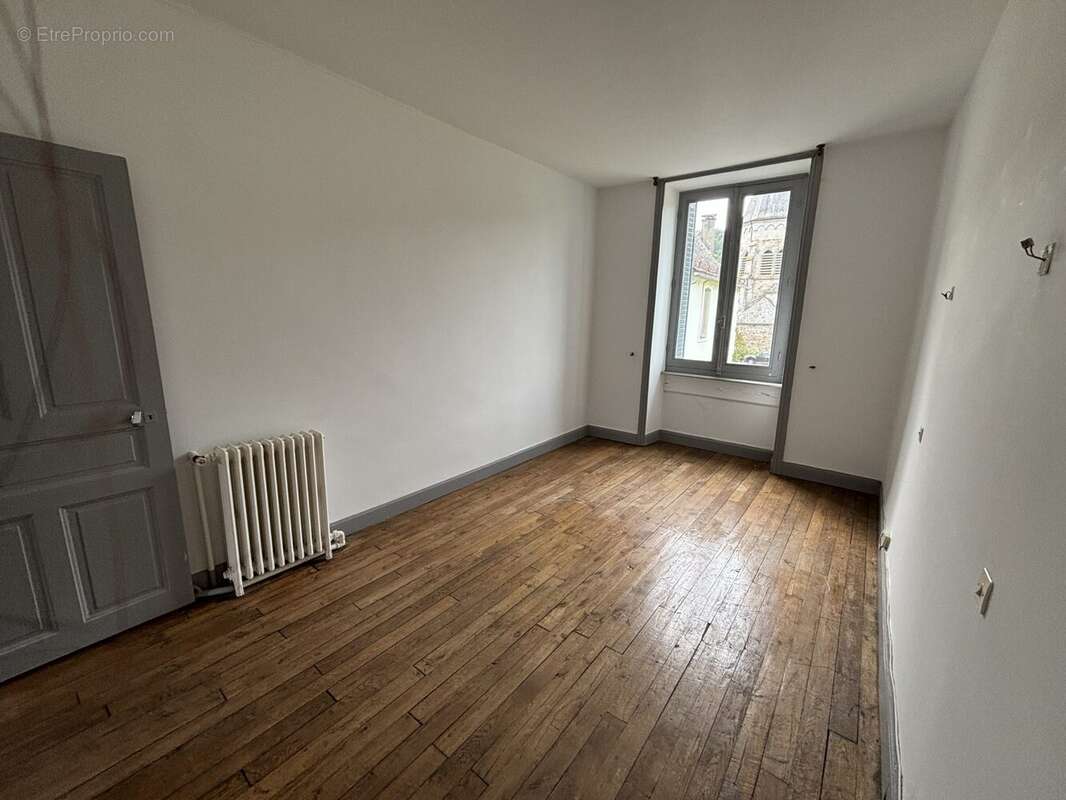 Chambre 1 - Maison à CHAMPS-SUR-TARENTAINE-MARCHAL