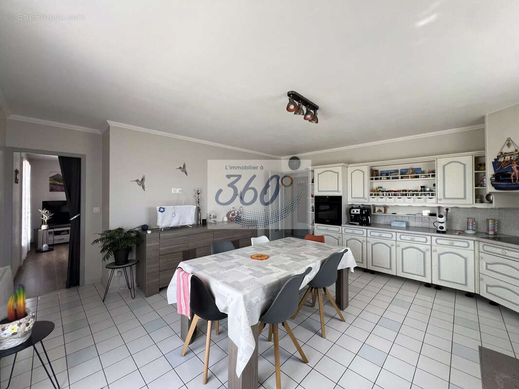 Maison rénovée avec fort potentiel avec terrasse, grand terrain et dépendances. - photo 6