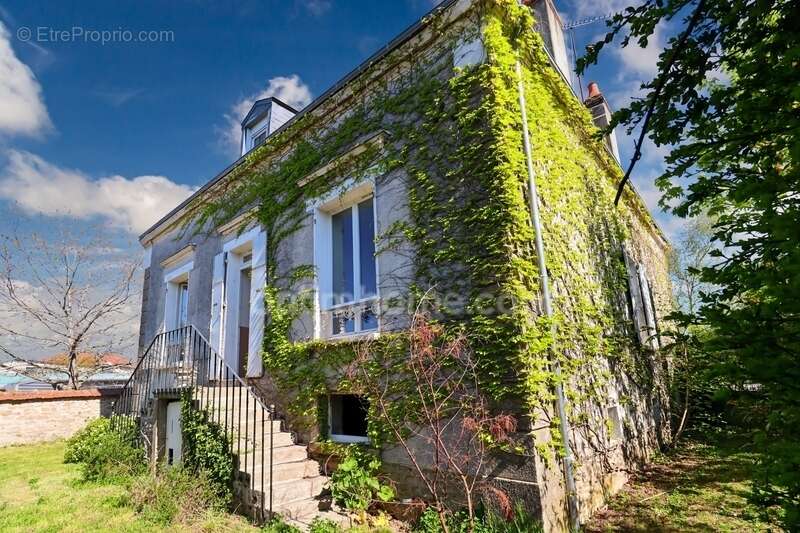 Maison à SAINT-SULPICE-LES-FEUILLES