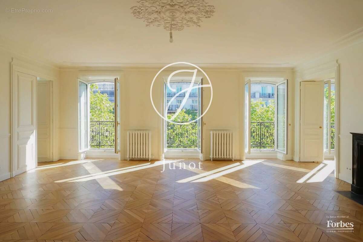 Appartement à PARIS-8E
