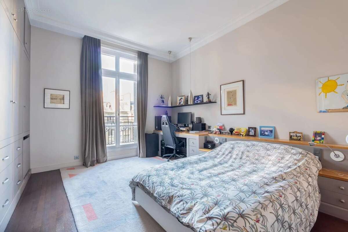 Appartement à PARIS-16E