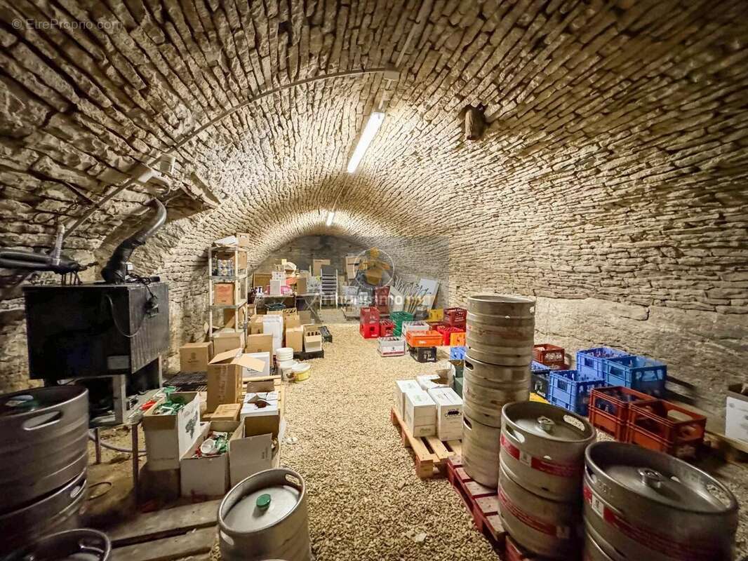 Commerce à MONTSAUGEON