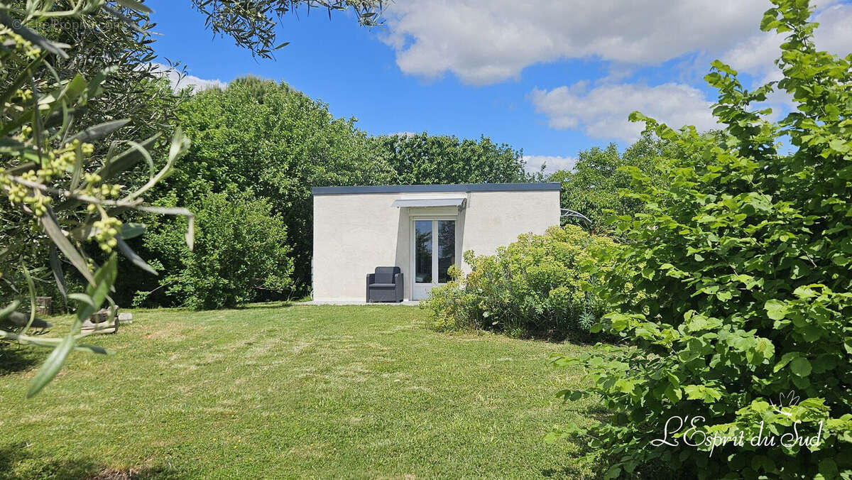 La dépendance aménagée en studoi - Maison à SAINT-SULPICE