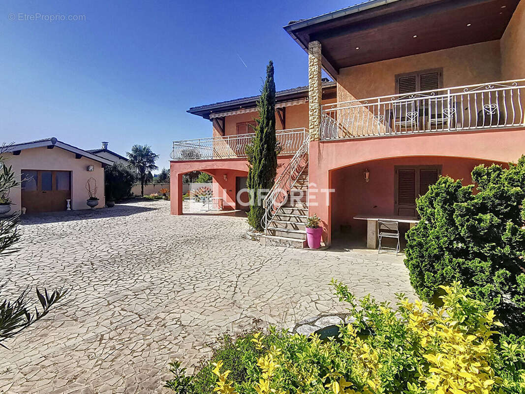 Maison familiale avec piscine, beaux volumes et espace indépendant - photo 16