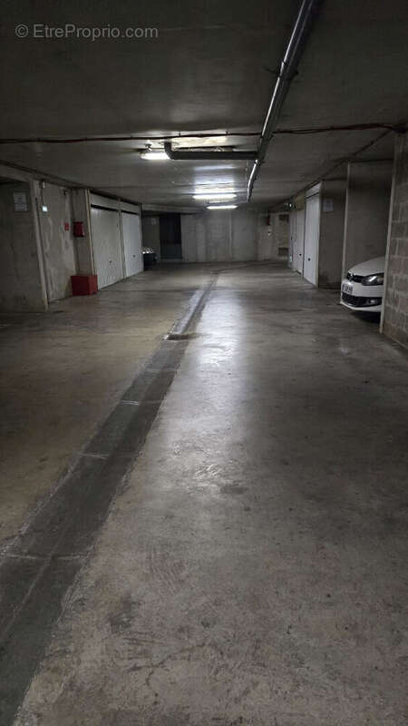 Lumineux T2 de 42m2 avec terrasse, garage, gardien et piscine. - photo 14