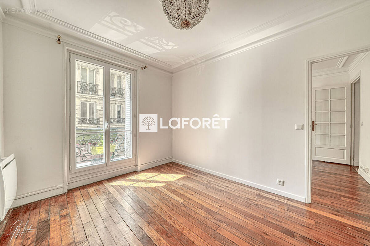 Appartement à PARIS-16E