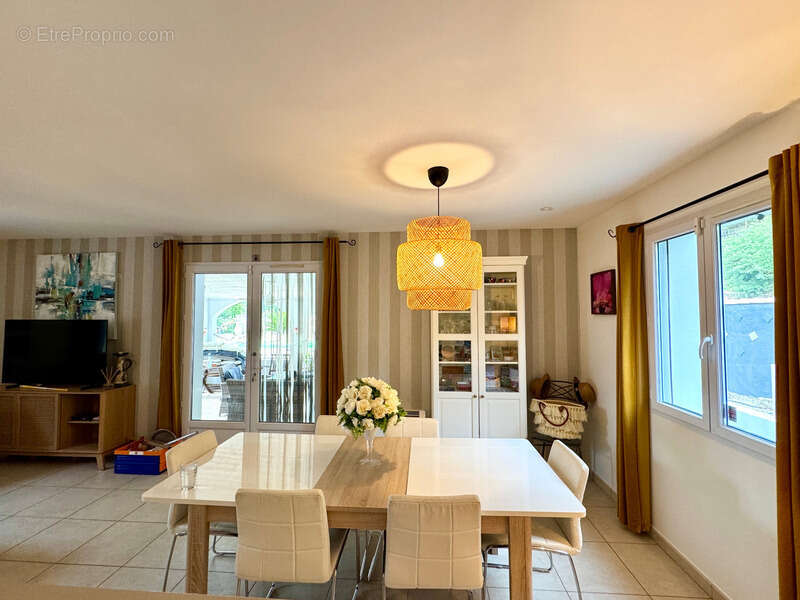 A vendre : Villa contemporaine de plain-pied avec piscine chauffée et vue montagne (Corse) - photo 4