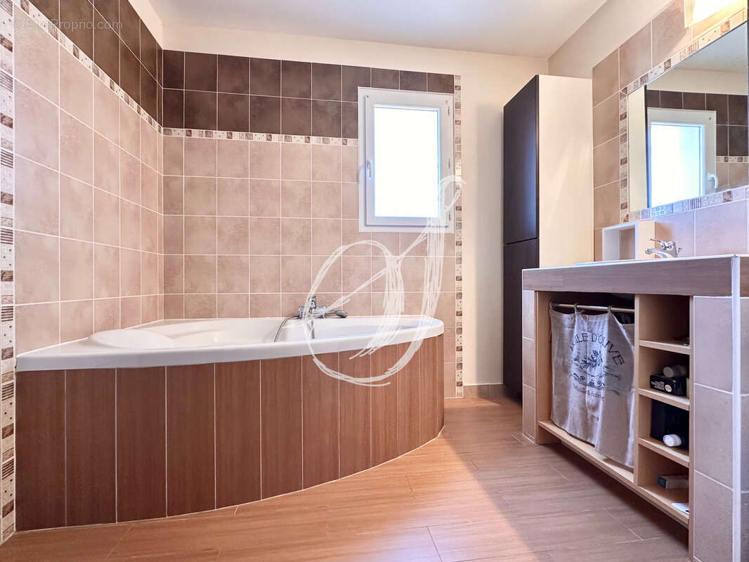 Villa de type 5, quatre chambres avec piscine sur Gigean - photo 16