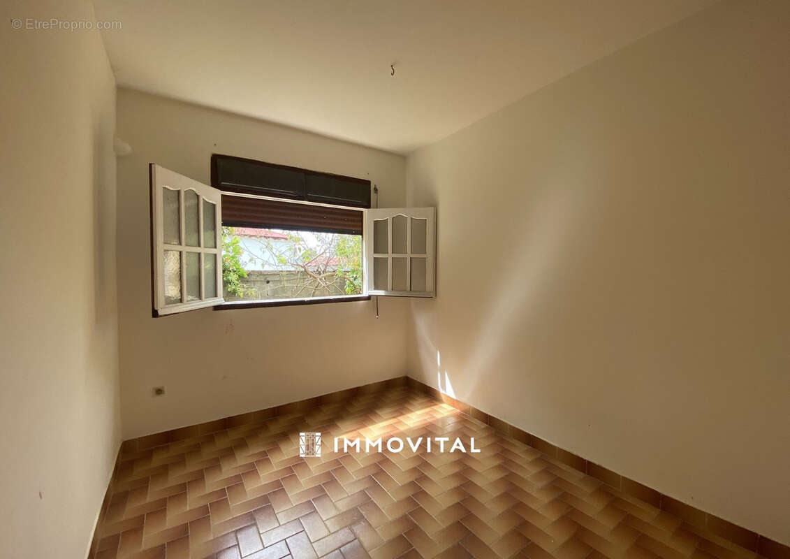 Maison de ville sur deux niveaux - Deux appartements   Baillif Bourg - photo 5