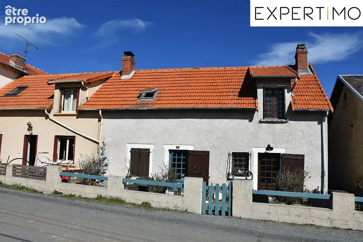 Menat, ensemble de 3 maisons, grange et terrain de tennis sur 7128m2 de terrain plat. - photo 4