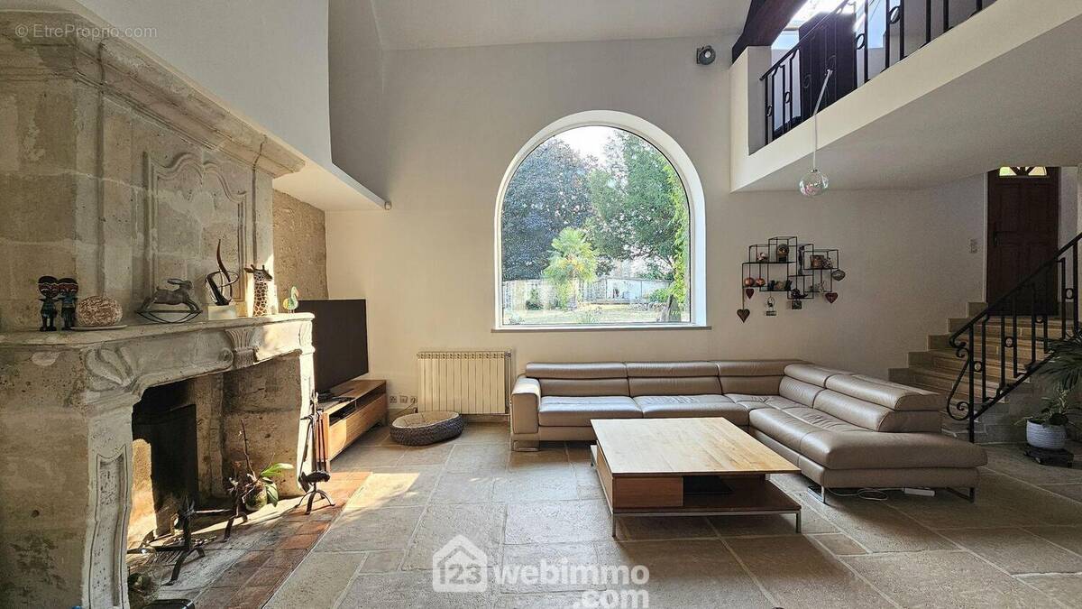 Un séjour avec une superbe cheminée et sa vue imprenable sur le jardin! - Maison à MILLY-LA-FORET
