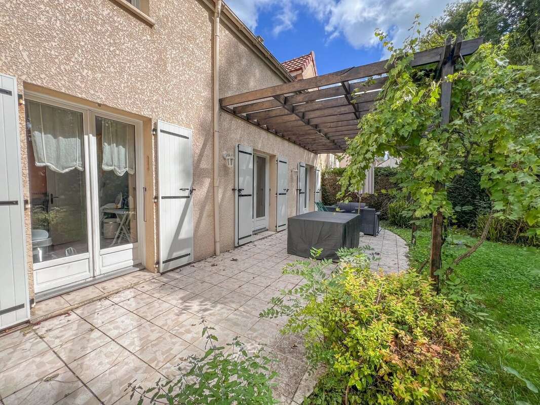 Maison à LE MESNIL-SAINT-DENIS