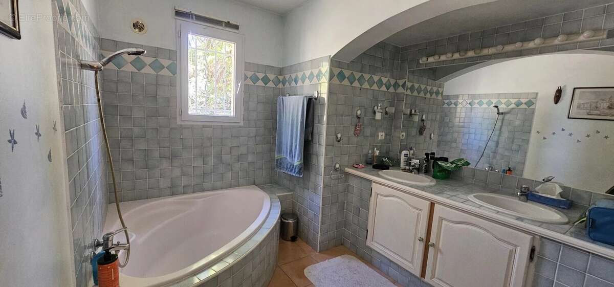Superbe villa de plain-pied de 126 m² avec piscine à débordement – Garéoult - photo 8