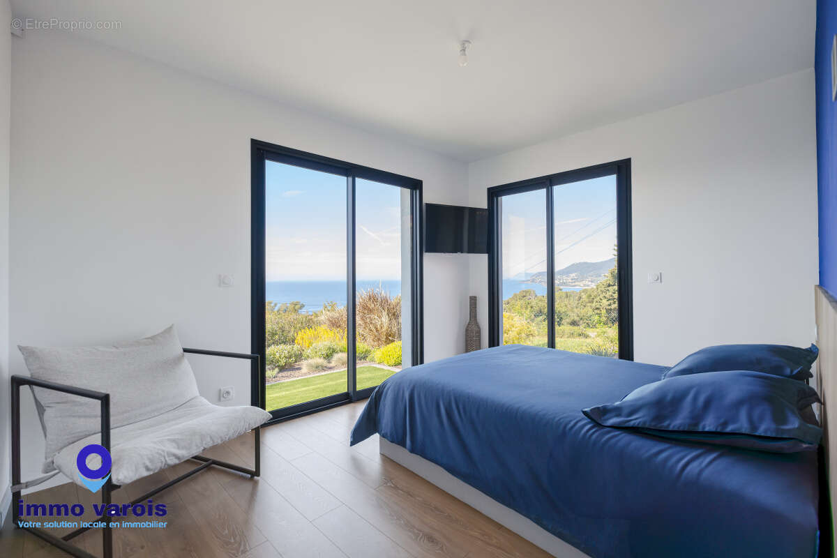 Carqueiranne vue mer panoramique, villa contemporaine 180 m2, 4 chambres, piscine chauffée, terrain 1 000 m2 - photo 6