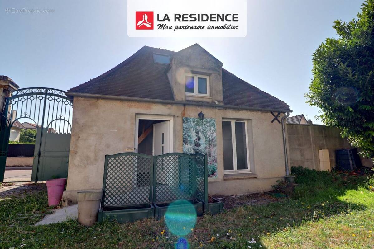 Maison à MAURECOURT