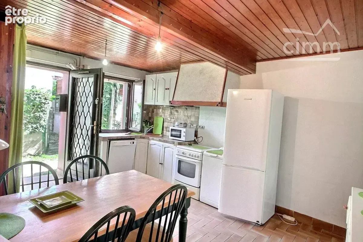 À vendre : Maison de village, cour et double garage - photo 3
