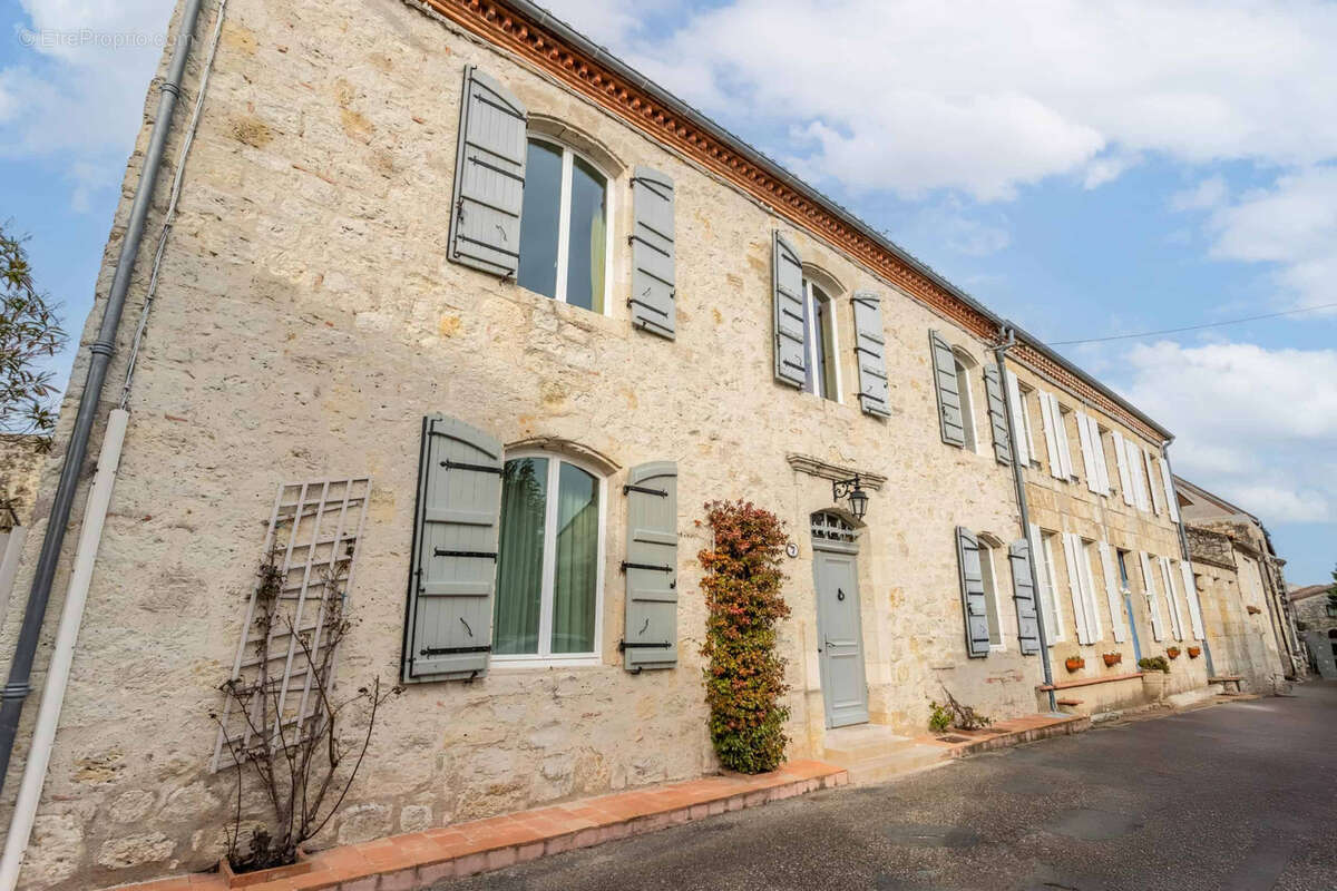 Maison de village avec jardin et garage - photo 3