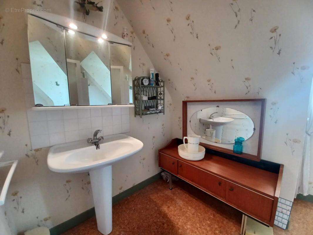 Maison à CLEDEN-POHER