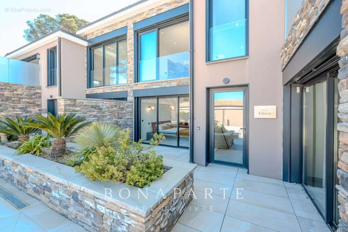 SAINT-TROPEZ GASSIN Exclusivité : Superbe villa-appartement en duplex avec vue mer exceptionnelle - photo 8