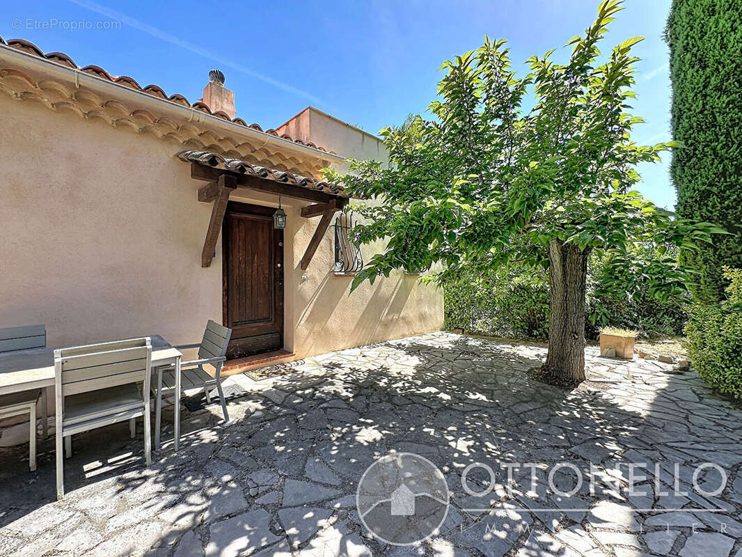 Maison à ROQUEBRUNE-SUR-ARGENS