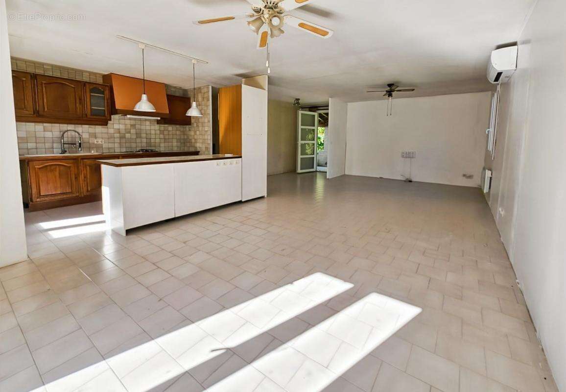 À Vendre à St Hippolyte de Montaigu - Maison de plain pied de 89m² sur 1200m² de terrain - photo 3