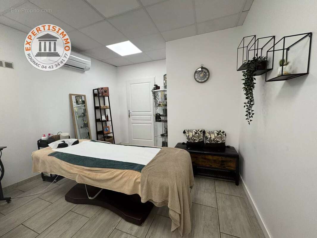 Commerce à LA FARE-LES-OLIVIERS