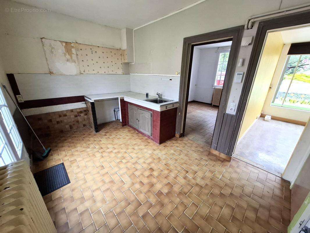 Maison + cellule commerciale = de 239 m², 5 chambres, a vendre proche cuise la motte (60350) - - photo 6
