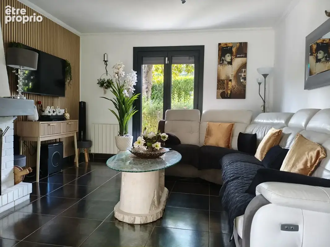 Mandres-les-Roses - Maison familiale de 200 m² avec piscine, jacuzzi, véranda climatisée et jardin paysagé - photo 5