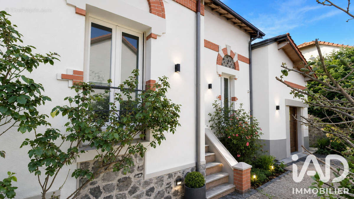 Photo 2 - Maison à CHAMALIERES