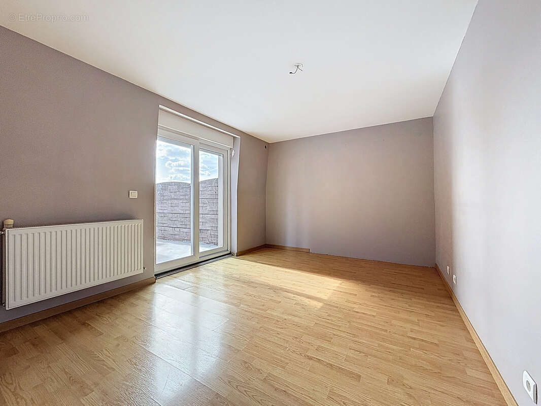 Maison proche des commerces avec terrasse de 42 m2 et un grand garage. - photo 7
