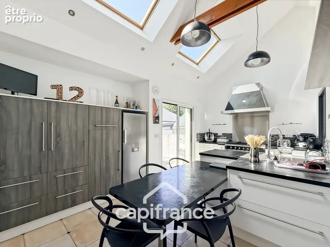 Maison contemporaine de plain-pied de 160 m² – 4 chambres – Véranda de 27 m² avec spa – Double garage – Carport – Noyal-Pontivy - photo 5