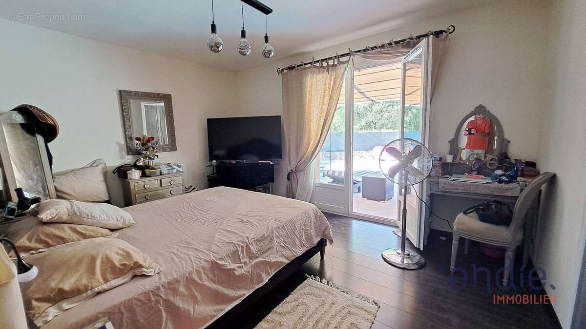 St Antonin du var villa plain pied 240 m² sur 1500  m² avec piscine - photo 17