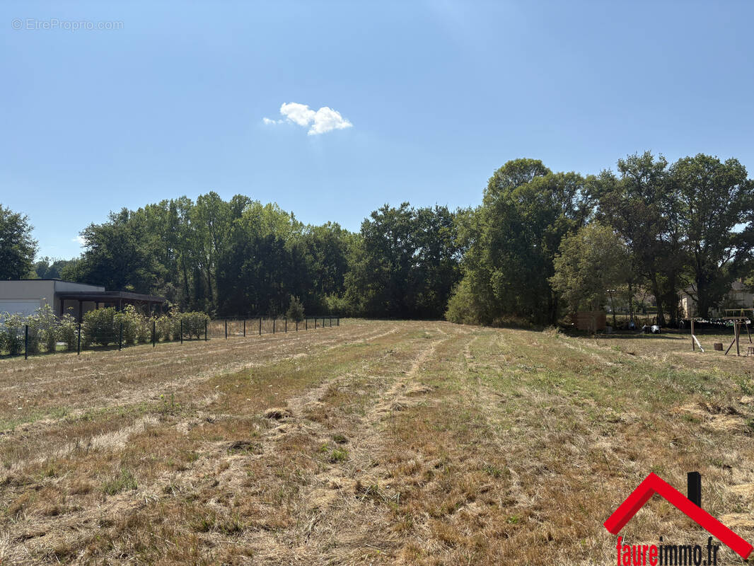 Terrain à BRIGNAC-LA-PLAINE
