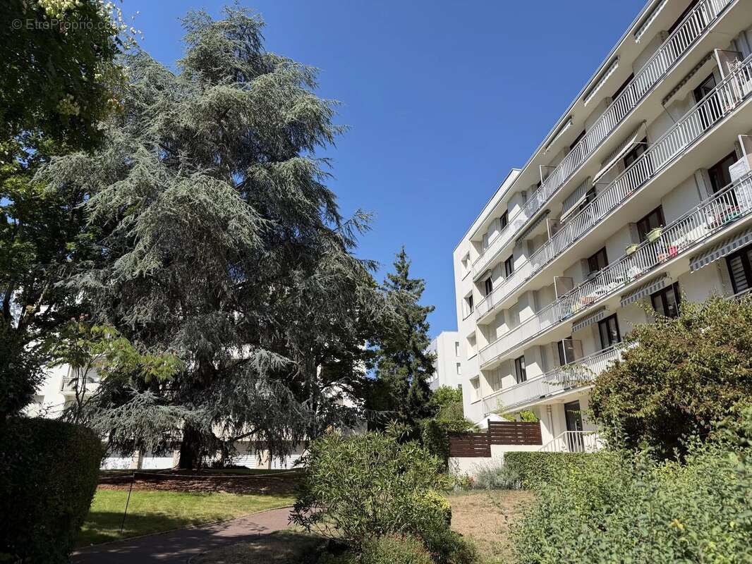 Bougival — Appartement T3/T4 - Refait à neuf -  Résidence avec PISCINE -DPE : C / C - photo 2