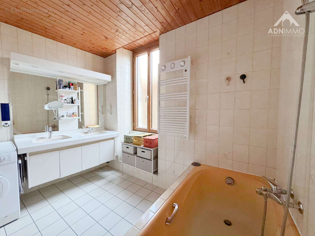 Appartement à COLLONGES