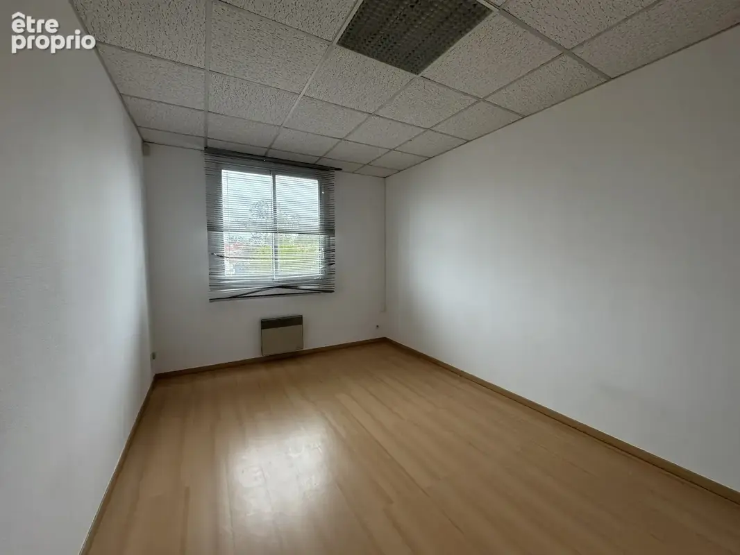 Immeuble de Bureaux, local commercial - Places de parking - photo 3
