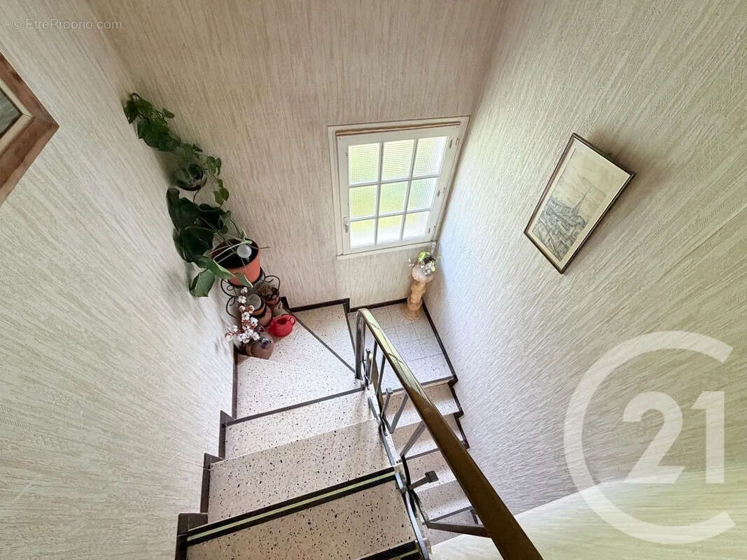 Maison 107 m² à Jussac  - photo 8