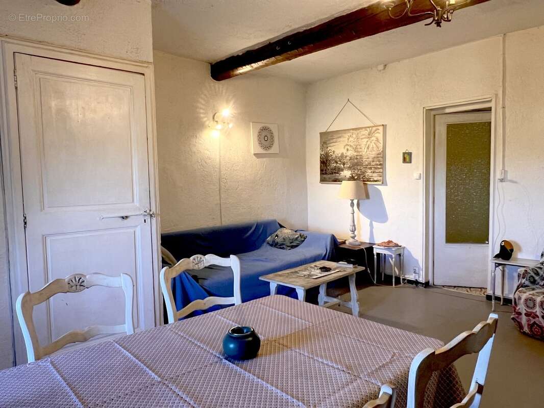 Maison de village avec terrasse tropézienne, vue dégagée et fort potentiel – Castelnau-de-Guers - photo 2