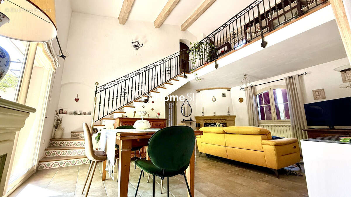 Maison à SIMIANE-COLLONGUE