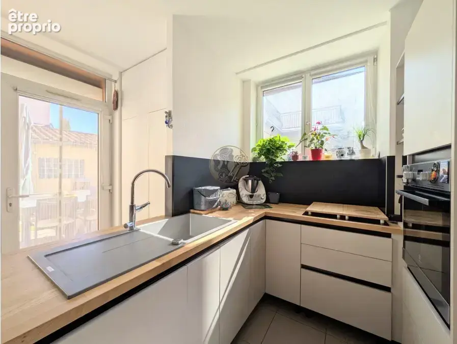 Appartement rénové avec terrasse, grande cour privative et stationnement à Sainte-Foy-lès-Lyon - photo 2