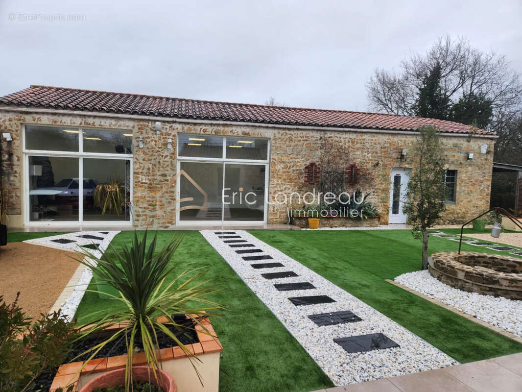 Propriété de caractère en pierre   186 m2 habitables   Parc paysagé de 1 394 m2 - photo 3