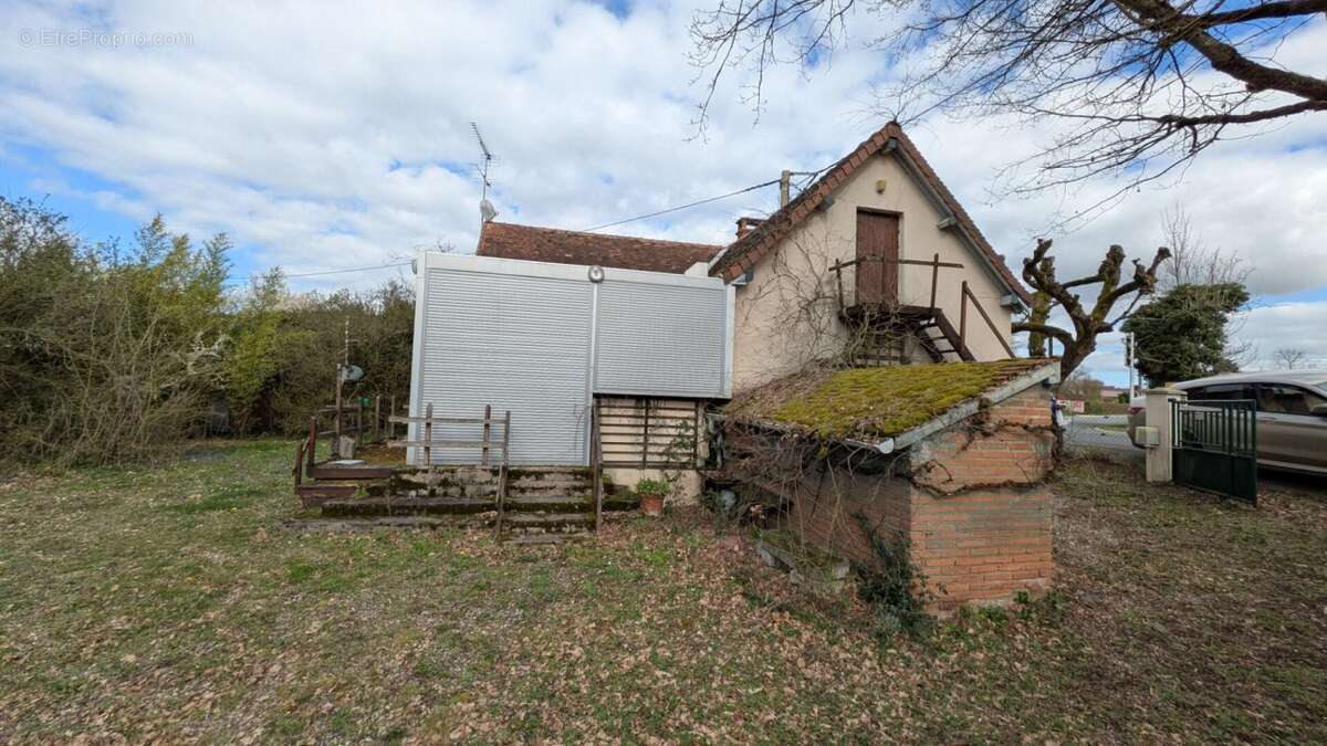 Charmante maison à rénover sur une parcelle de 1800 m² - photo 2