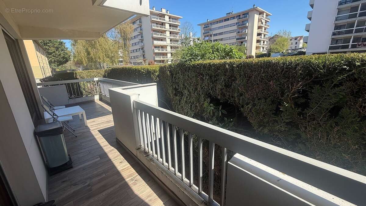 Terrasse d'angle carrelé - Appartement à ANNEMASSE